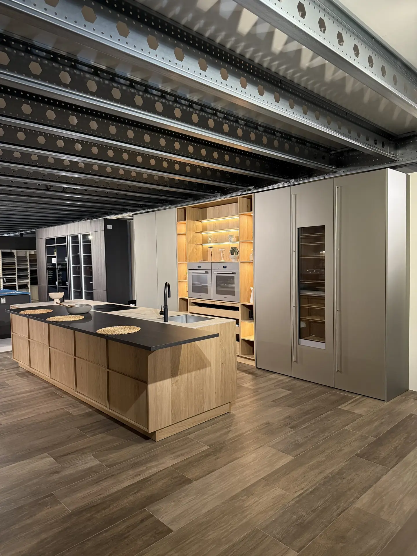 Japandi stijl keuken met hout en warm licht