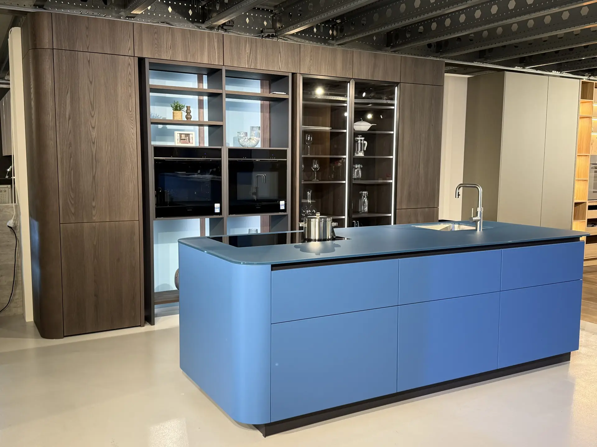 Leicht keuken met ronde wangen blauw