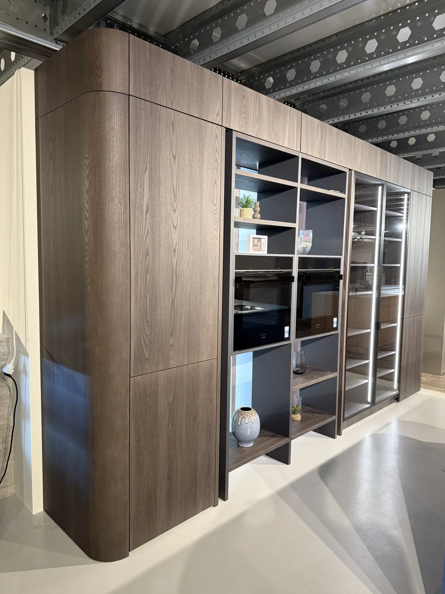 Design kastenwand met inbouwapparatuur