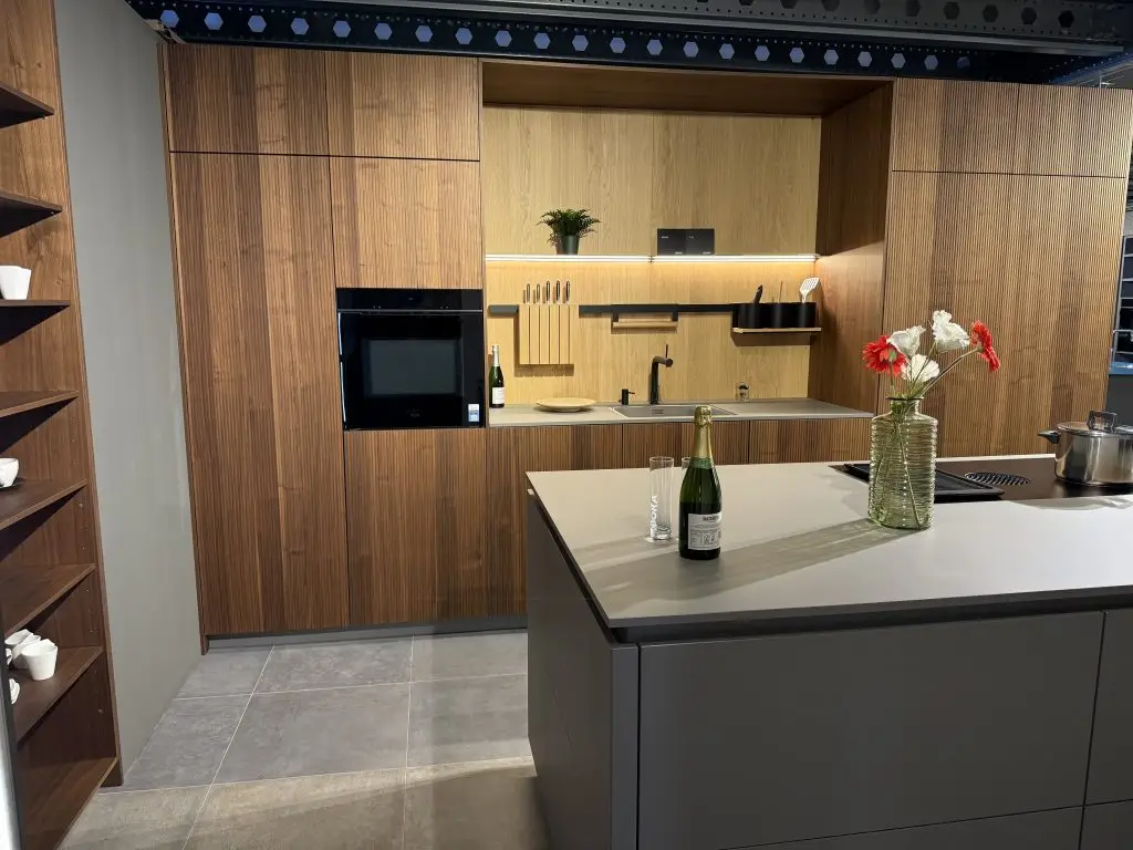 Moderne keuken met houten accenten