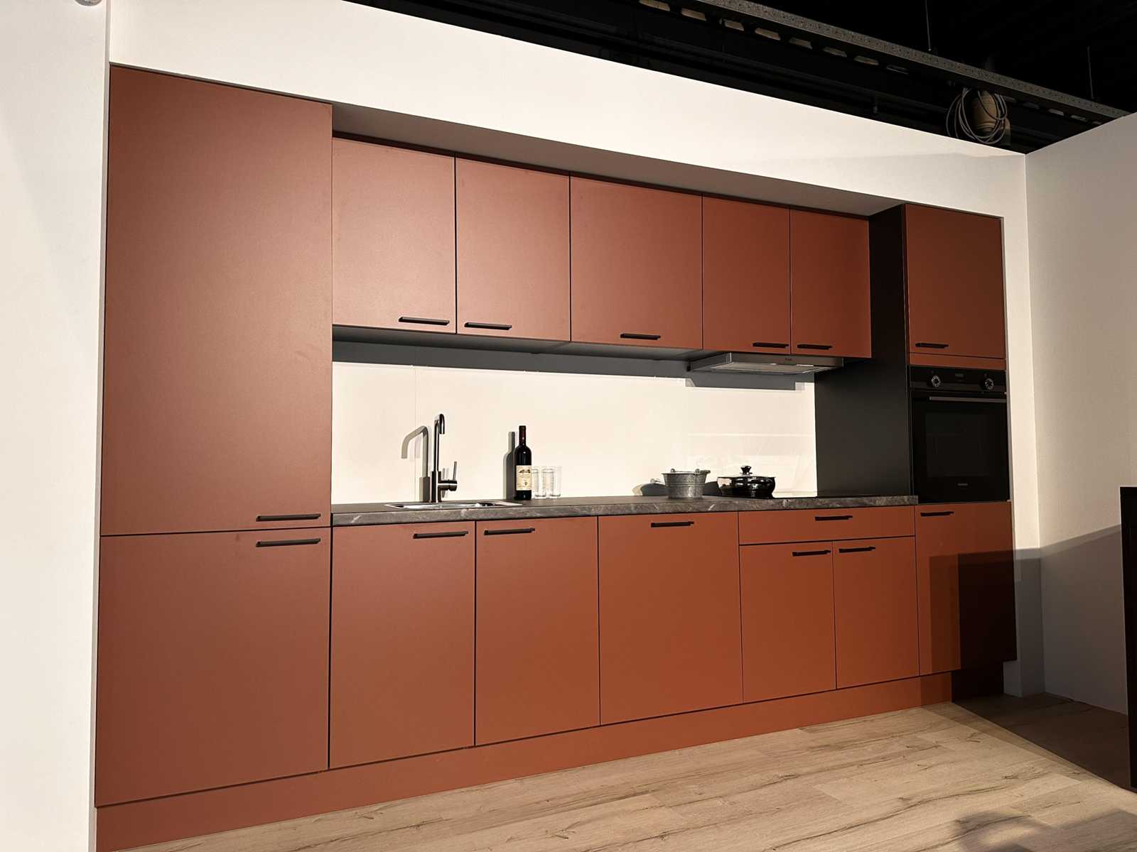 Häcker Concept130 SCALA amarant mat Recht - Häcker Concept130 Keukens keukens uit voorraad leverbaar