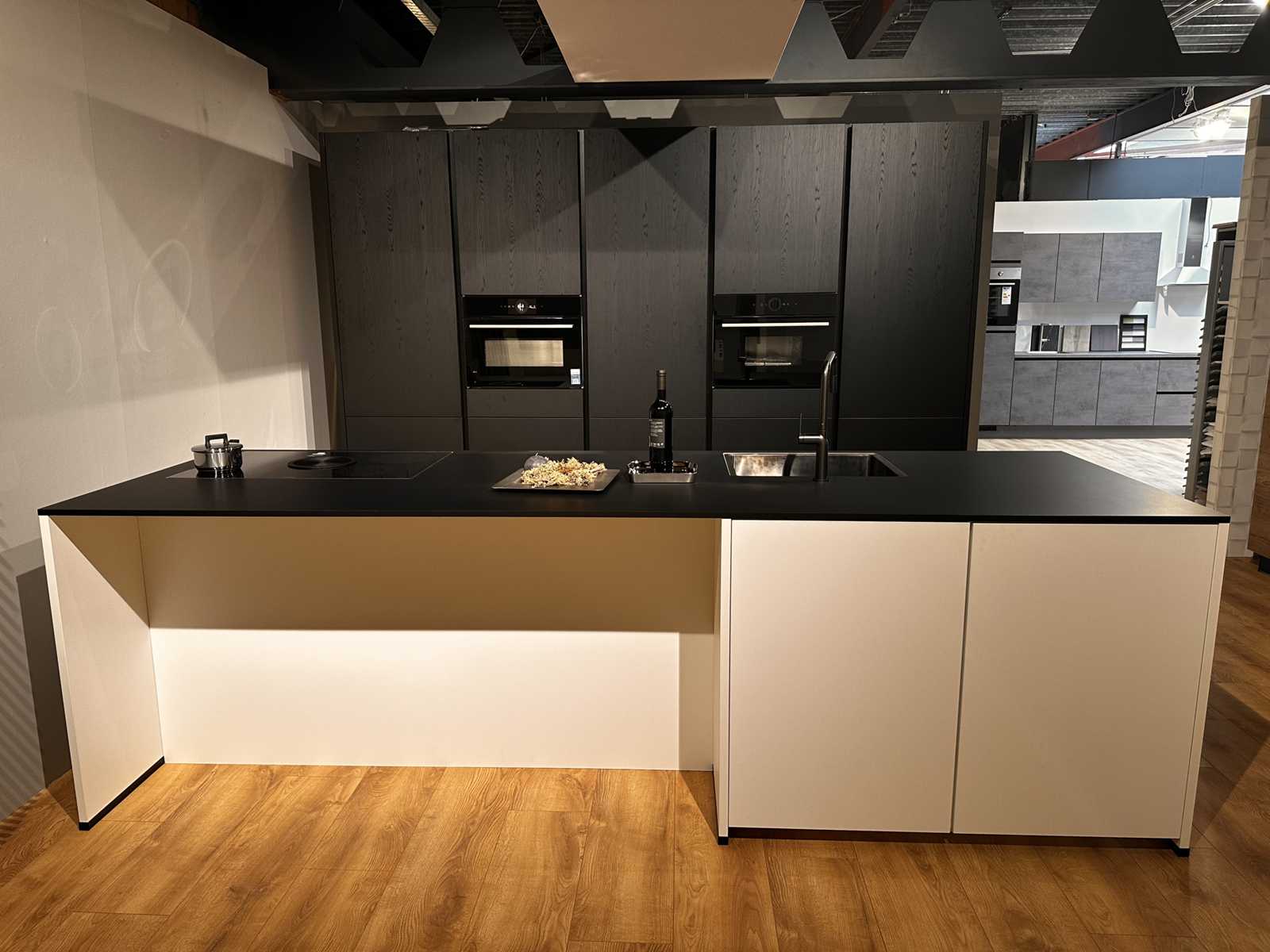 Nobilia Structura Eiken nero met wit eiland keuken - Nobilia Keukens keukens uit voorraad leverbaar
