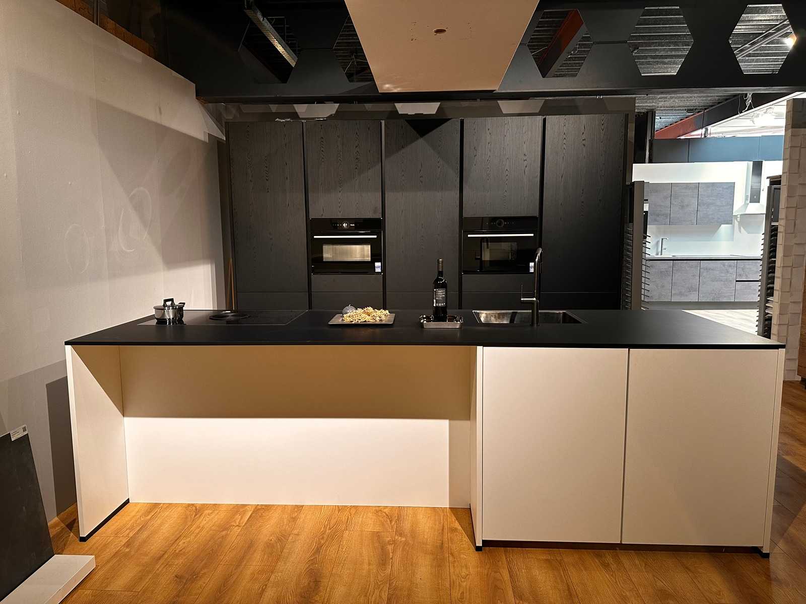 Nobilia Structura Eiken nero met wit eiland keuken - Nobilia Keukens keukens | afbeelding 2 van 32